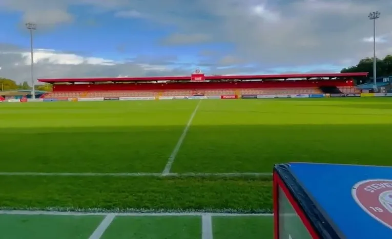 Khu vực khán đài đứng (terraces) tại sân Broadhall Way, nơi các cổ động viên Stevenage cổ vũ cuồng nhiệt