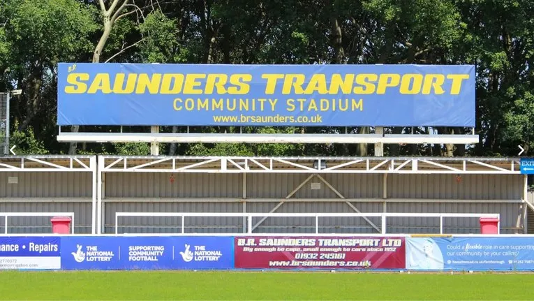 Khu vực khán đài đứng (terraces) tại sân Cherrywood Road, nơi cổ động viên Farnborough FC tập trung