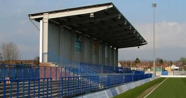 Khu vực khán đài đứng (terraces) tại Tameside Stadium, nơi người hâm mộ đứng cổ vũ.