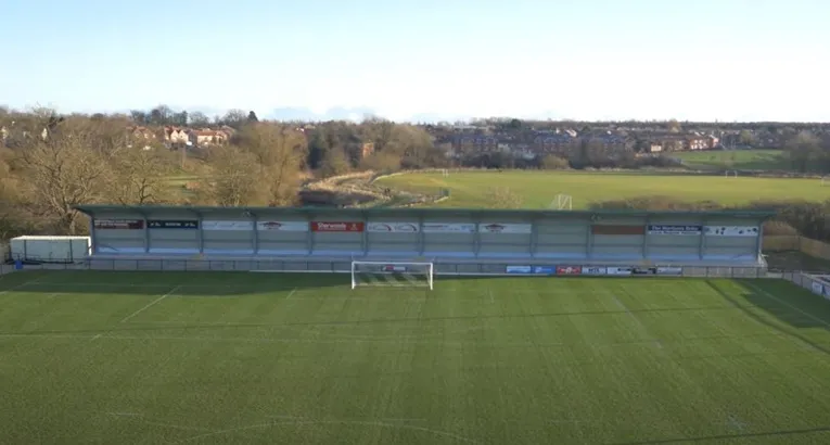 Khu vực khán đài đứng &quot;The Tinted&quot; tại sân Blackwell Meadows của Darlington FC