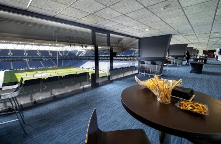 Khu vực phòng VIP và dịch vụ khách sạn cao cấp bên trong sân Stage Front Stadium