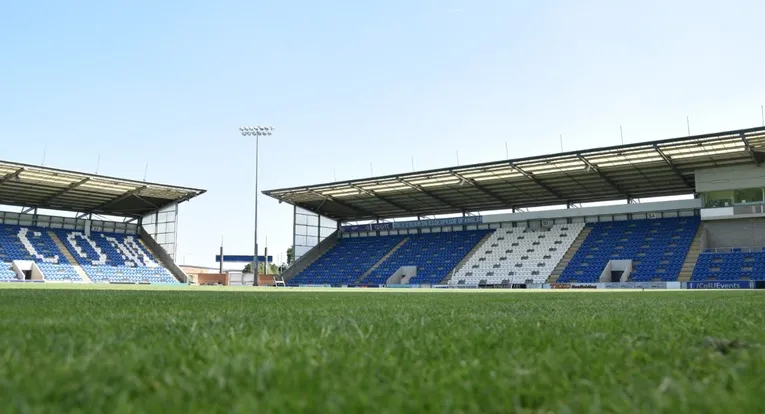 Khu vực sát sân cỏ (pitchside) của JobServe Community Stadium, Colchester