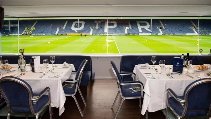 Khu vực tiếp đón khách VIP tại sân Loftus Road, thể hiện dịch vụ hospitality cao cấp của CLB Queens Park Rangers.