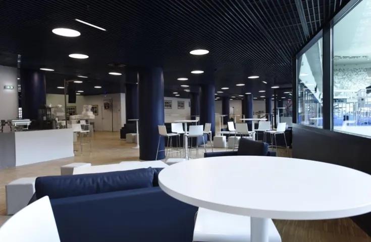 Khu vực tiếp đón khách VIP và dịch vụ khách hàng thân thiết tại sân Matmut Atlantique, với tầm nhìn ra sân.