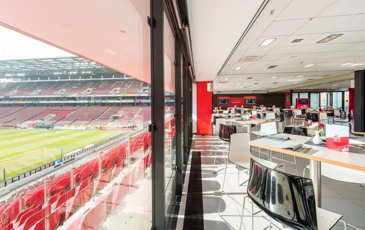 Khu vực tiếp đón VIP sang trọng tại sân vận động RheinEnergieStadion, nơi cung cấp trải nghiệm đẳng cấp cho khách doanh nghiệp và đối tác.