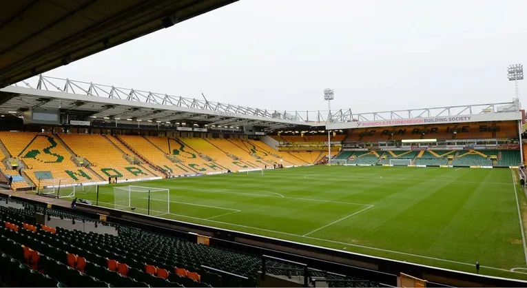 Khung cảnh bên trong sân vận động Carrow Road, sân nhà của câu lạc bộ Norwich City, nhìn từ khán đài