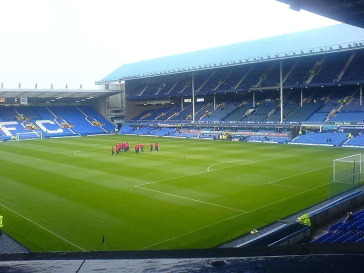 Khung cảnh bên trong sân vận động Goodison Park, cho thấy các khán đài và sân cỏ