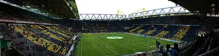 Khung cảnh bên trong sân vận động Signal Iduna Park trong một trận đấu Bundesliga