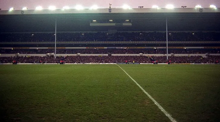 Khung cảnh khán đài chính của Tottenham Hotspur vào năm 1991