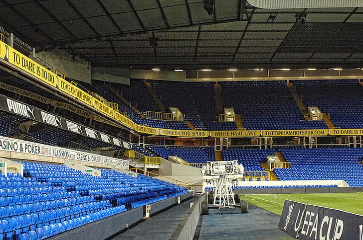Khung cảnh khán đài chính tại sân White Hart Lane