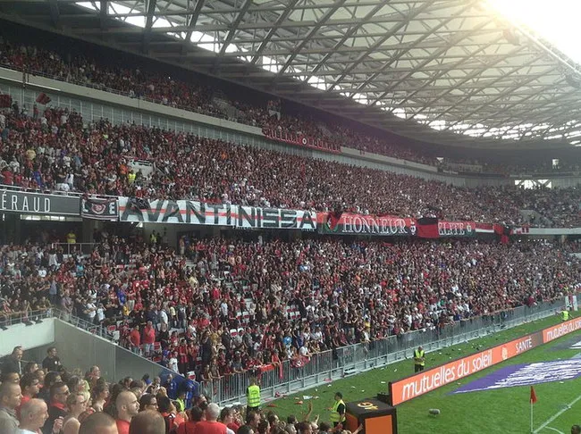 Khung cảnh khán đài tại sân Allianz Riviera, thể hiện không gian rộng rãi và tầm nhìn rõ ràng đến mặt sân, tối ưu cho trải nghiệm người hâm mộ.