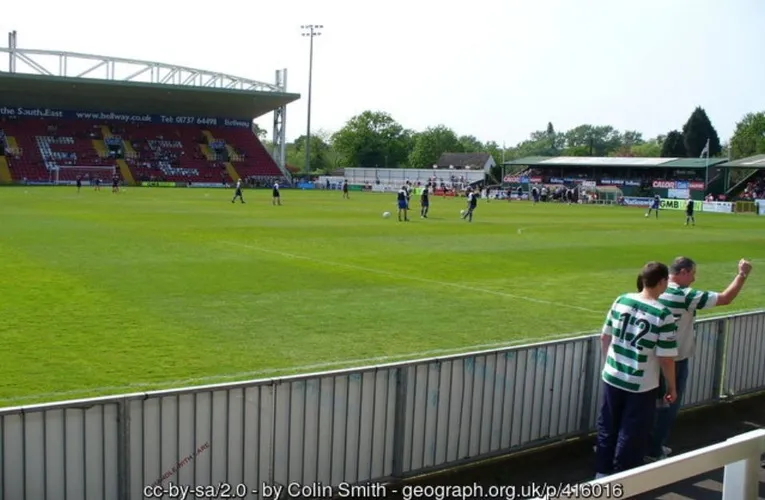 Khung cảnh sân vận động Laithwaite Community Stadium (Kingfield) vào ngày thi đấu