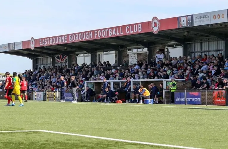 Khung cảnh sân vận động Priory Lane trong ngày diễn ra trận đấu của Eastbourne Borough, hình ảnh thực tế sân.