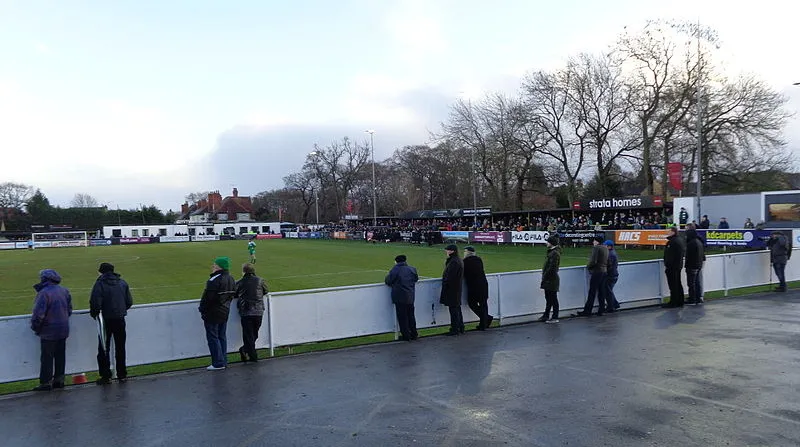 Khung cảnh trận đấu giữa Harrogate Town và Bradford Park Avenue tại sân Wetherby Road