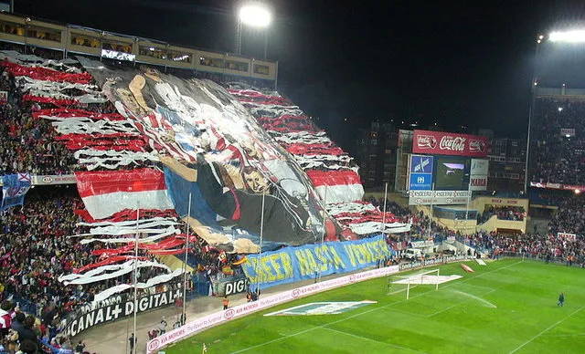 Khung cảnh trận derby nảy lửa giữa Atletico Madrid và Real Madrid tại sân Vicente Calderón