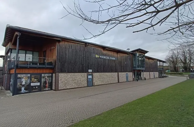 Kiến trúc bên ngoài sân vận động Princes Park, Dartford, biểu tượng bóng đá hạng dưới Anh