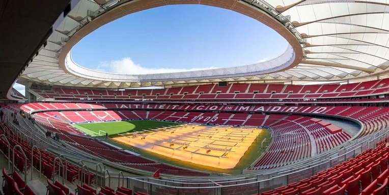 Kiến trúc tổng thể sân vận động Estadio Metropolitano nhìn từ bên ngoài, biểu tượng của Atletico Madrid