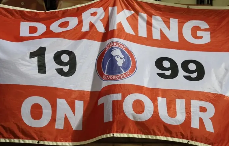 Lá cờ biểu tượng của câu lạc bộ Dorking Wanderers FC