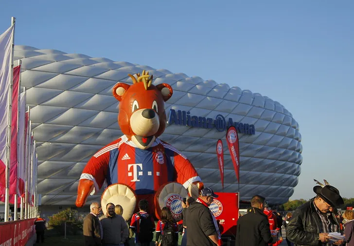 Linh vật Berni của Bayern Munich vui vẻ trên sân cỏ