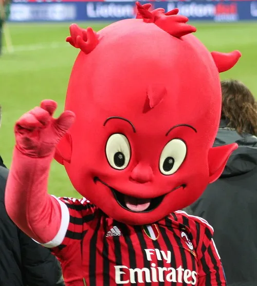 Linh vật của câu lạc bộ AC Milan, Milanello, tương tác với người hâm mộ tại sân vận động San Siro