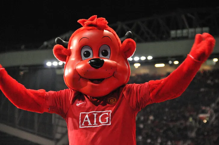 Linh vật Fred the Red của Manchester United tại Old Trafford