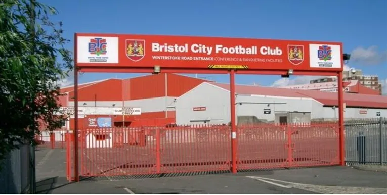 Lối vào chính của sân Ashton Gate