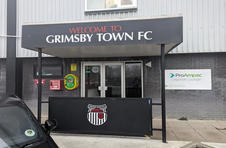 Lối vào chính của sân vận động Blundell Park, cổng chào đón người hâm mộ đến với các trận đấu của Grimsby Town.