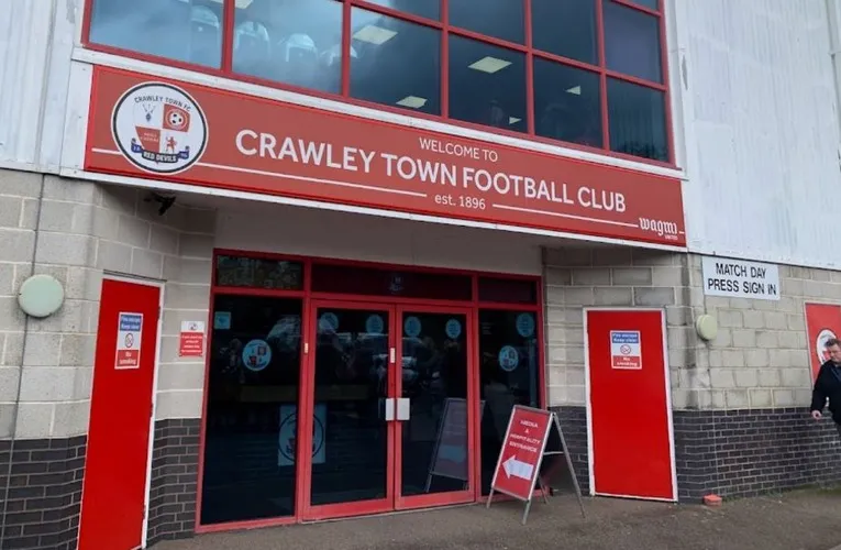 Lối vào chính của sân vận động Broadfield tại Crawley, chào đón người hâm mộ bóng đá Anh