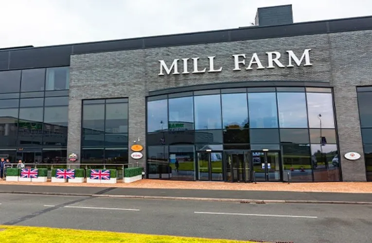 Lối vào chính của sân vận động Mill Farm, cổng dẫn vào khu liên hợp thể thao