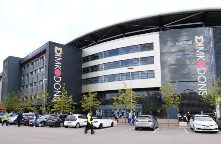 Lối vào chính hoành tráng của sân vận động Stadium MK, điểm đến cho người hâm mộ bóng đá Anh