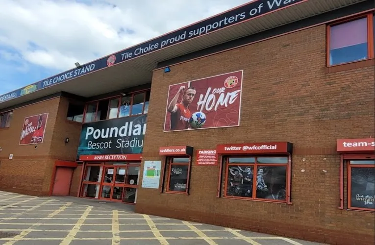 Lối vào chính sân Poundland Bescot, biểu tượng của câu lạc bộ Walsall