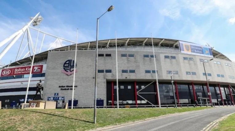 Lối vào chính sân Toughsheet Community Stadium, kiến trúc cổng hiện đại