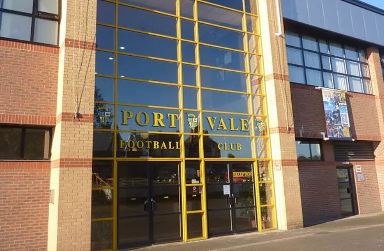 Lối vào chính sân Vale Park, cổng chào quen thuộc của người hâm mộ Port Vale