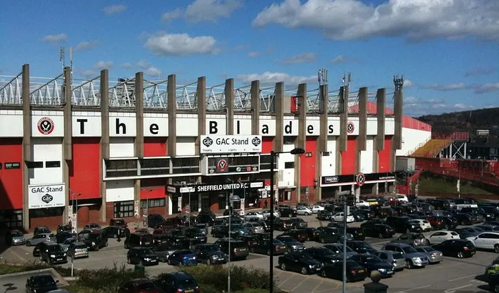 Lối vào chính sân vận động Bramall Lane, chào đón người hâm mộ Sheffield United
