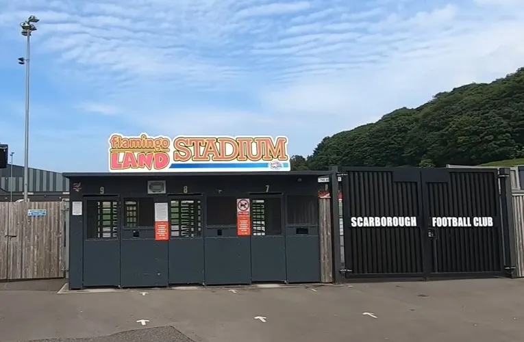 Lối vào chính sân vận động Flamingo Land, nơi đón tiếp cổ động viên đến với các trận đấu của CLB Scarborough Athletic