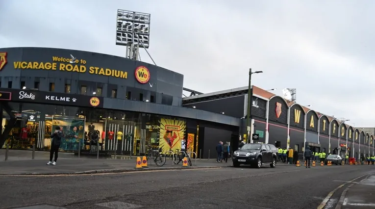 Lối vào chính và cửa hàng quà lưu niệm của Watford FC tại sân Vicarage Road
