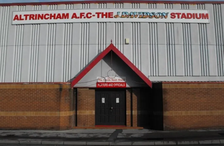 Lối vào dành cho cầu thủ tại J Davidson Stadium, sân nhà của Altrincham FC