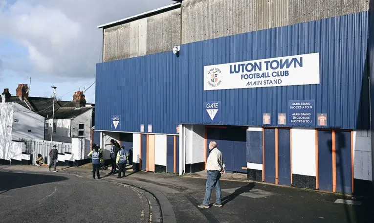 Lối vào khán đài chính sân Kenilworth Road