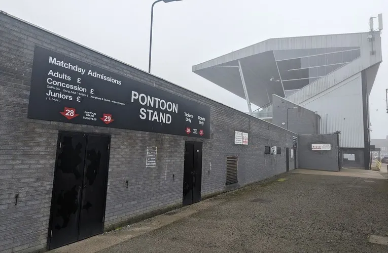 Lối vào khán đài Pontoon tại sân Blundell Park, một trong những khu vực đặc trưng của sân.