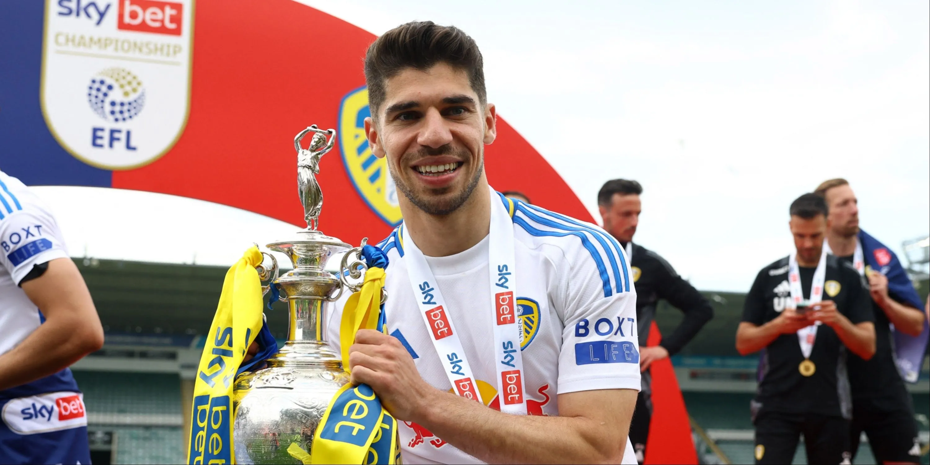 Manor Solomon, tiền vệ từng cho mượn tại Leeds United, đang là điểm so sánh cho các bản hợp đồng mới.