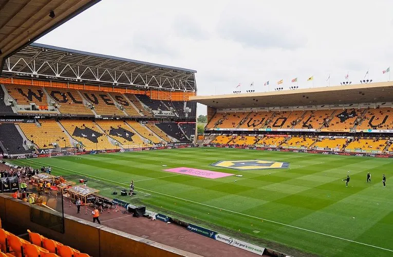 Mặt cỏ sân Molineux từ khán đài với chất lượng cao và tầm nhìn rộng
