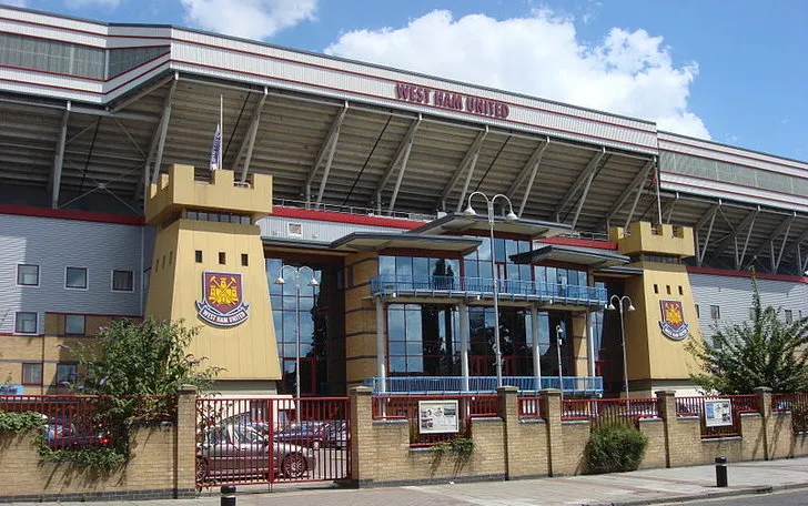 Mặt ngoài sân vận động Boleyn Ground, Upton Park, trước một trận đấu bóng đá