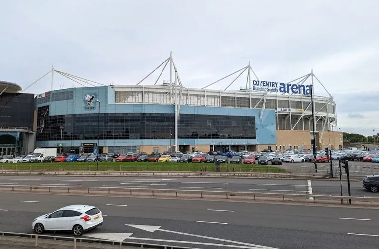 Mặt ngoài Sân vận động Coventry Arena, kiến trúc hiện đại và rộng lớn.
