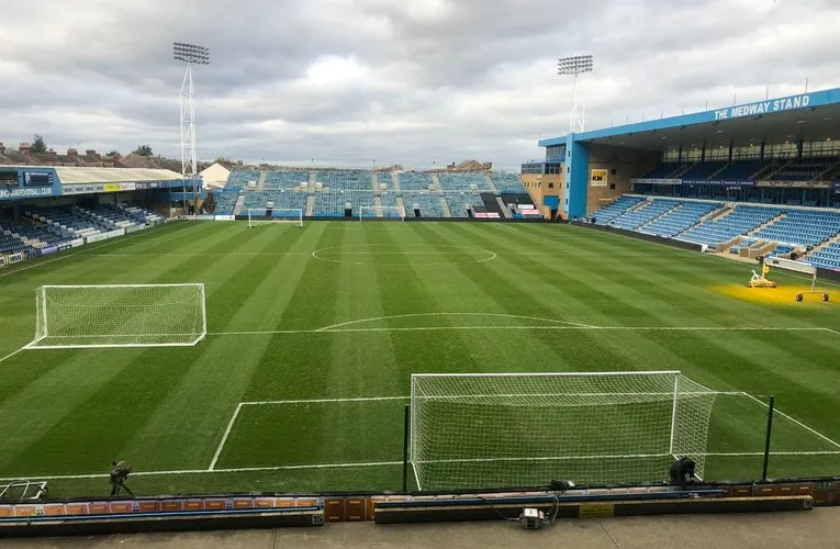 Mặt sân cỏ của Priestfield Stadium, chuẩn bị cho một trận đấu hấp dẫn thuộc các giải bóng đá Anh.