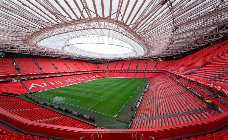 Mặt sân cỏ hiện đại và khán đài tại San Mamés, sân nhà Athletic Bilbao