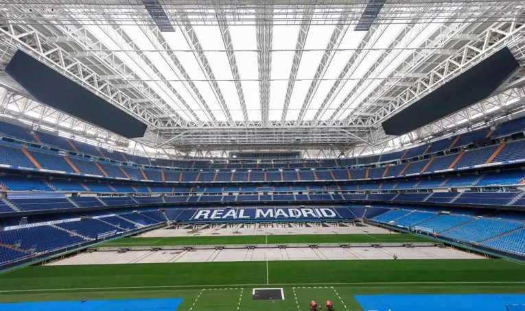 Mặt sân cỏ xanh mướt của Santiago Bernabéu, nơi Real Madrid trình diễn các chiến thuật đỉnh cao