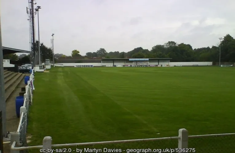 Mặt sân York Road của câu lạc bộ Maidenhead United, chứng nhân lịch sử bóng đá Anh.