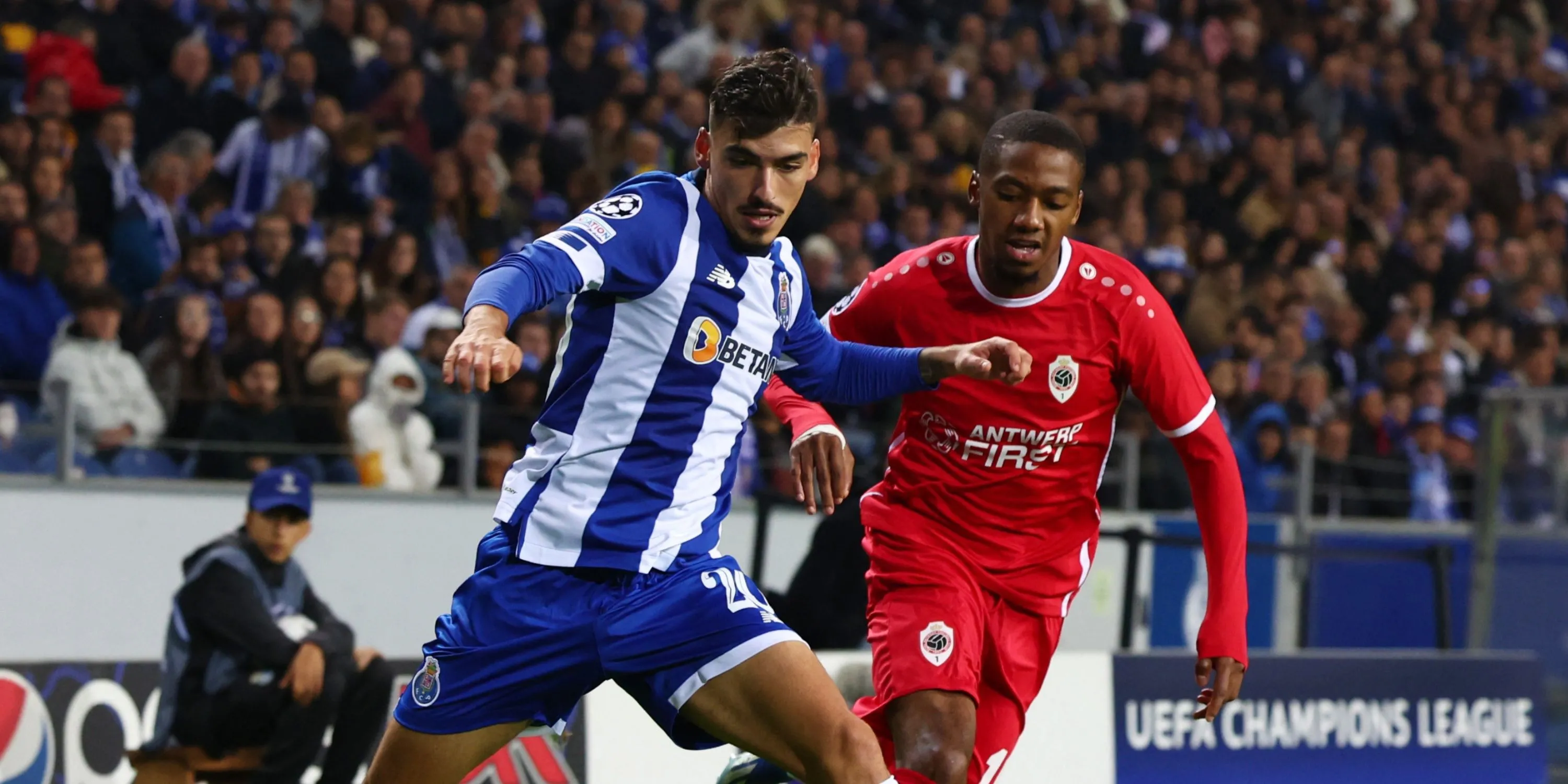 Michel-Ange Balikwisha, tiền vệ tấn công đa năng của Royal Antwerp, trong trận đấu tại Champions League, cầu thủ đang là mục tiêu chuyển nhượng hàng đầu của Celtic.
