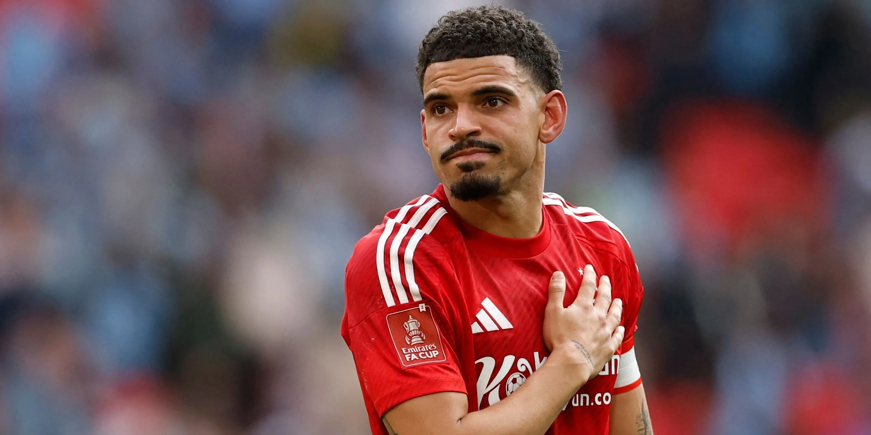 Morgan Gibbs-White của Nottingham Forest trên sân, mục tiêu chuyển nhượng của Tottenham.