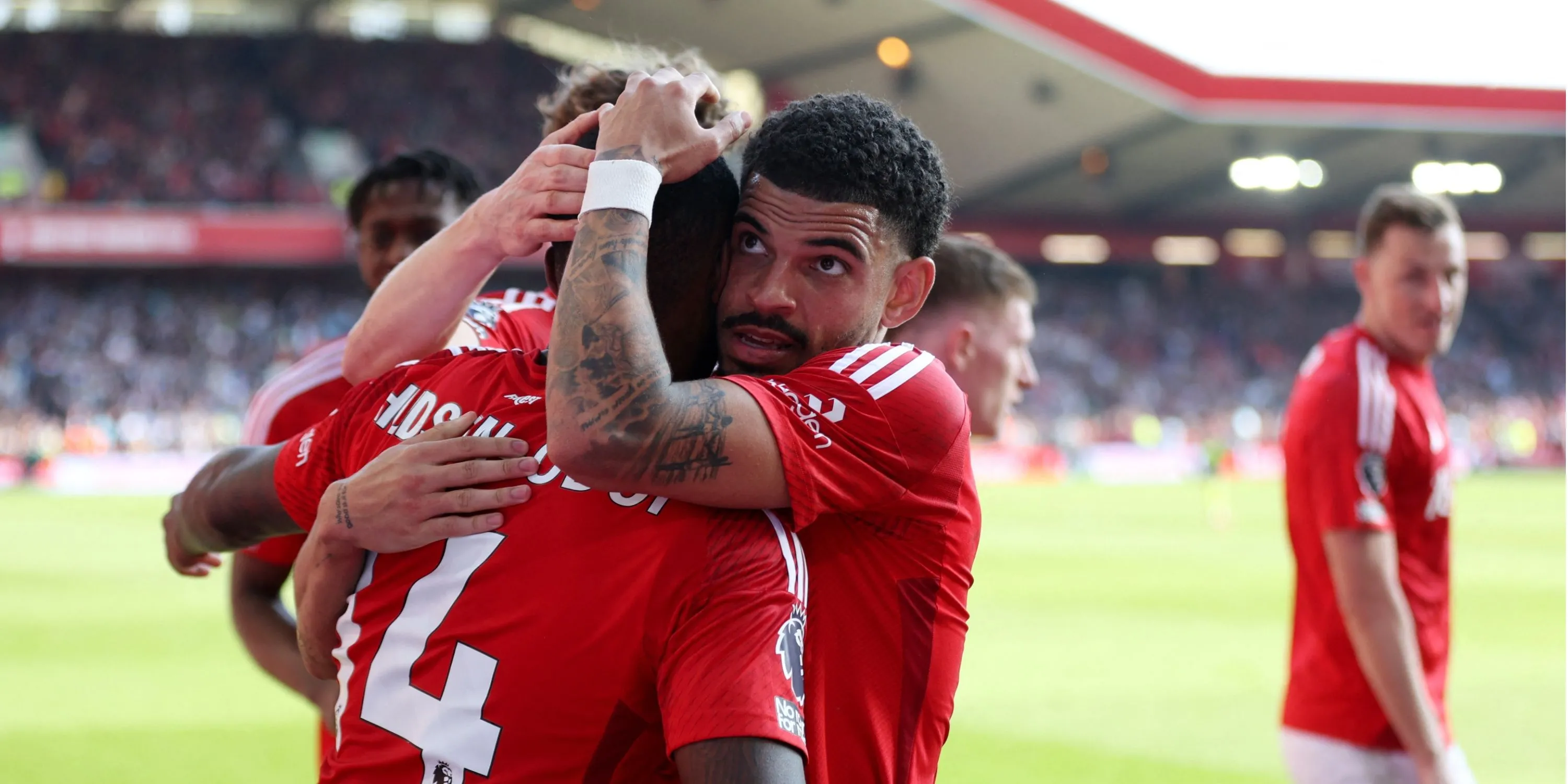 Morgan Gibbs-White và Callum Hudson-Odoi của Nottingham Forest thi đấu trên sân